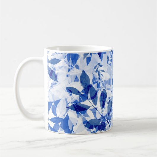 Abstrakte Blätter in Blau und Weiß Kaffeetasse (Links)