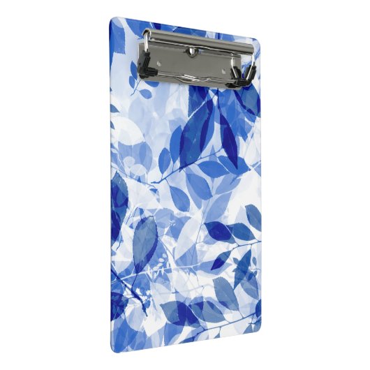 Abstrakte Blätter in Blau und Weiß Mini Klemmbrett (Schrägansicht)