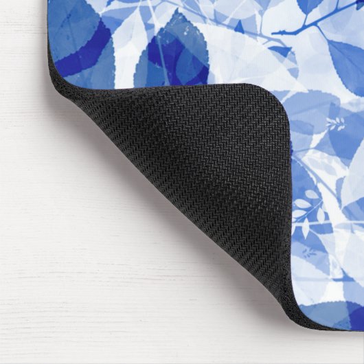 Abstrakte Blätter in Blau und Weiß Mousepad (Ecke)
