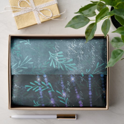 Abstrakte Blätter und Stringleuchten auf Grün Seidenpapier (Geschenk)