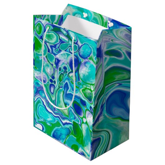 Abstrakte blaue und grüne Marmorflüssigkeit Mittlere Geschenktüte (Rückseite Schrägansicht)