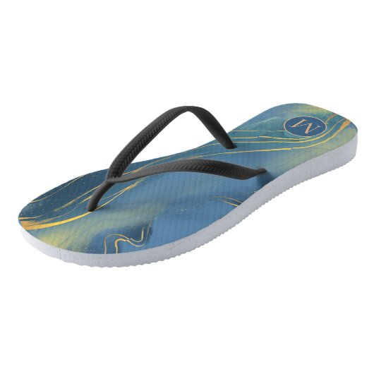 Abstrakte blaugraue Mongram Wavy Gold Line Badesandalen (Schrägansicht)