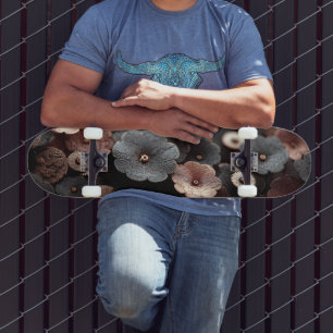 Abstrakte Blechblumen- und Zahnradkonstruktion Skateboard