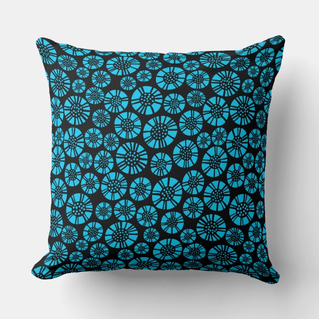 Abstrakte Blume 031023 - Sky Blue on Black Kissen (Vorderseite)