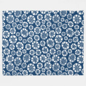 Abstrakte Blume 031023 - Weiß auf Shibori Blue Fleecedecke (Vorderseite (Horizontal))