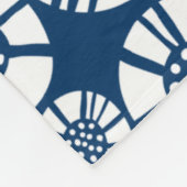 Abstrakte Blume 031023 - Weiß auf Shibori Blue Fleecedecke (Ecke)