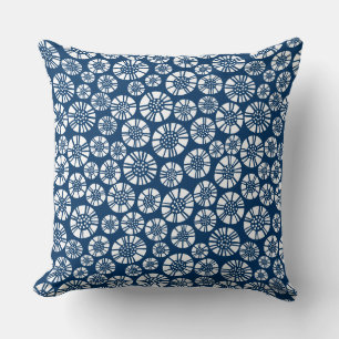 Abstrakte Blume 031023 - Weiß auf Shibori Blue Kissen