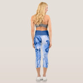 Abstrakte Blume blau Capri Leggings (Rückseite)
