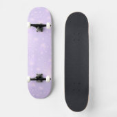 Abstrakte Blume in Lilac und Rosa Skateboard (Vorderseite)