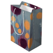 Abstrakte Blume in Orange und Rosa Mittlere Geschenktüte (Rückseite Schrägansicht)