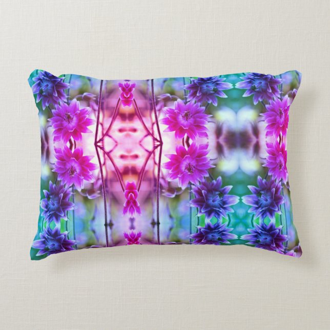 Abstrakte Blume in Rot und Weiß Dekokissen (Vorderseite)