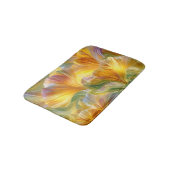 Abstrakte Blumenkunst mit gelben Blütenblättern Badematte (Schrägansicht)