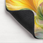 Abstrakte Blumenkunst mit gelben Blütenblättern Mousepad (Ecke)