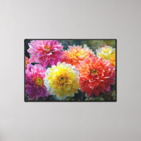 Abstrakte Blumenkunst mit surrealen Blüten