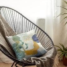 Abstrakte Blüte in Blau, Sage-Gold-Wurfkissen