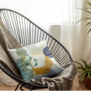 Abstrakte Blüte in Blau, Sage-Gold-Wurfkissen Kissen