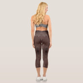 Abstrakte braune Blume mit Gold Capri Leggings (Rückseite)