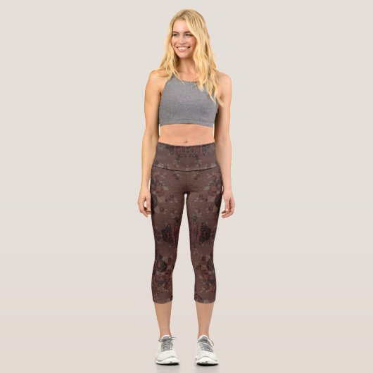 Abstrakte braune Blume mit Gold Capri Leggings (Vorderseite)