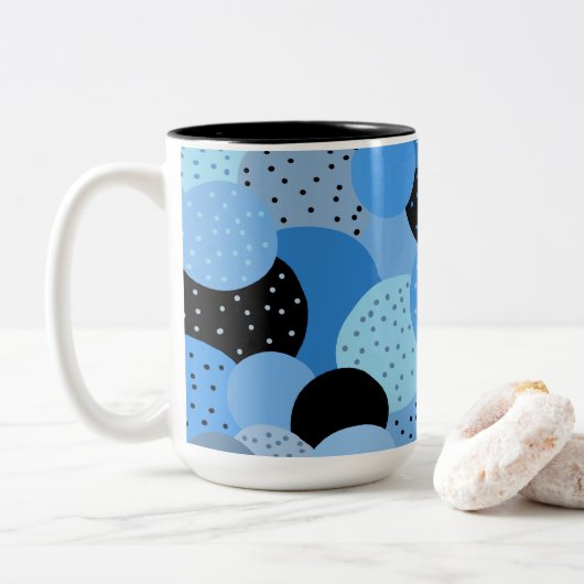 Abstrakte Dotty Blue Circles Zweifarbige Tasse (Mit Donut)