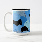 Abstrakte Dotty Blue Circles Zweifarbige Tasse (Links)