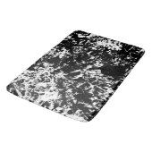 Abstrakte Eisbildung in Schwarz und Weiß Badematte (Schrägansicht)