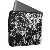 Abstrakte Eisbildung in Schwarz und Weiß Laptopschutzhülle (Vorne Rechts)
