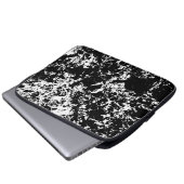 Abstrakte Eisbildung in Schwarz und Weiß Laptopschutzhülle (Vorne Knopf)