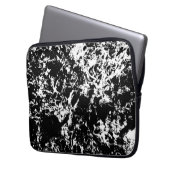 Abstrakte Eisbildung in Schwarz und Weiß Laptopschutzhülle (Vorderseite Links)