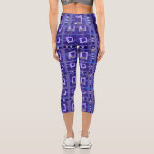 Abstrakte Ethnic Matrix - Mauve Blue Olive Capri Leggings (Rückseite)