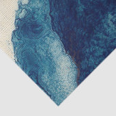 Abstrakte Farbe des blauen Wassers auf Cremedekoup Seidenpapier (Detail)