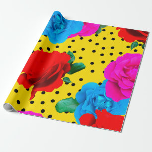 Abstrakte farbenfrohe echte Rosen und metallische Geschenkpapier