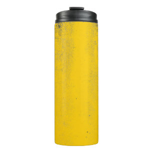 Abstrakte farbenfrohe gelbe Zementwandtextur und b Thermosbecher
