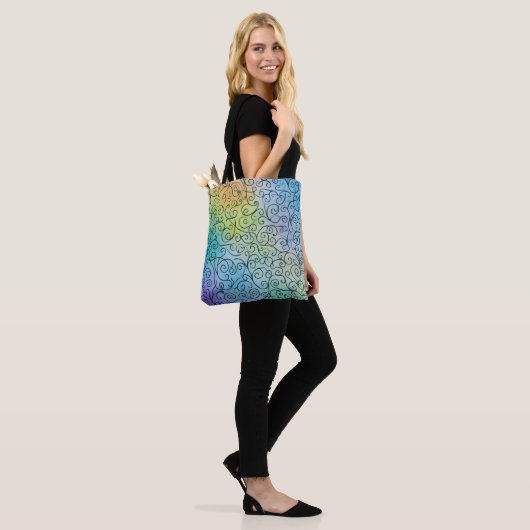 Abstrakte Farbenpracht mit schwarzem Swirl Tasche (Am Model)