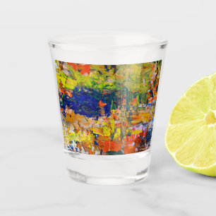 Abstrakte Farbstriche von der Palette des Künstler Schnapsglas