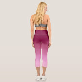 Abstrakte Farbtöne in Bordeaux und Rose Capri Leggings (Rückseite)