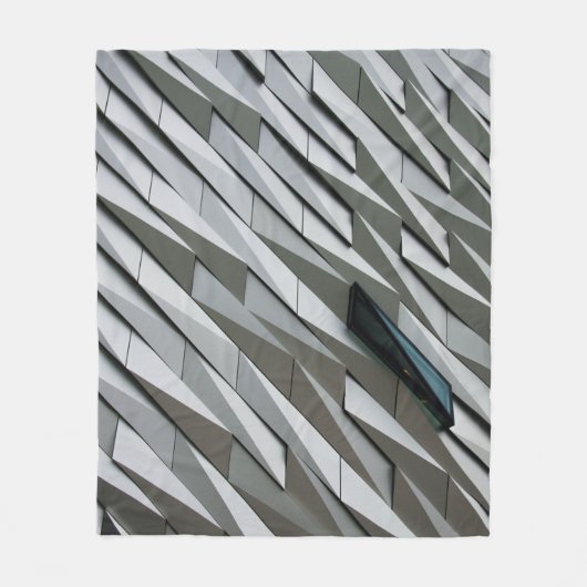 Abstrakte Formen auf einer Gebäude-Fassade bei Fleecedecke (Vorderseite)