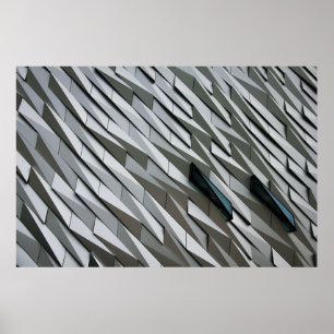 Abstrakte Formen auf einer Gebäude-Fassade bei Poster