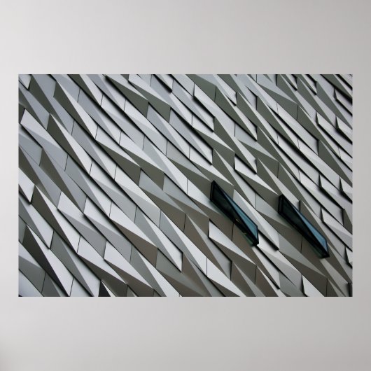 Abstrakte Formen auf einer Gebäude-Fassade bei Poster (Vorne)