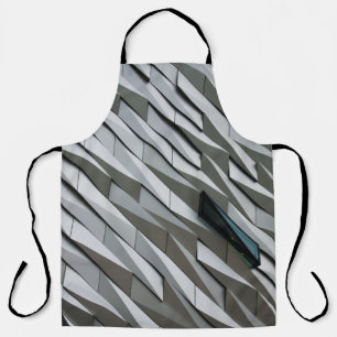 Abstrakte Formen auf einer Gebäude-Fassade bei Schürze