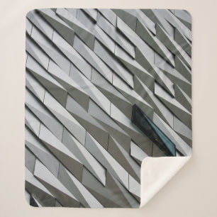 Abstrakte Formen auf einer Gebäude-Fassade bei Sherpadecke