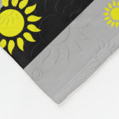 Abstrakte Formen auf grauen Streifen Fleecedecke (Ecke)