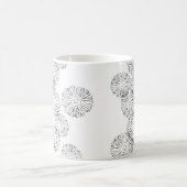 Abstrakte Frühlingsblumen in Schwarz-Weiß Kaffeetasse (Mittel)