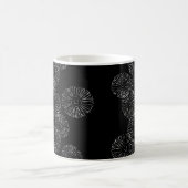 Abstrakte Frühlingsblumen in Schwarz-Weiß Kaffeetasse (Mittel)