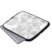 Abstrakte Frühlingsblumen in Schwarz-Weiß Laptopschutzhülle (Vorne Knopf)