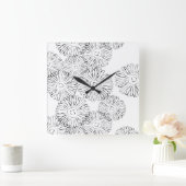 Abstrakte Frühlingsblumen in Schwarz-Weiß Quadratische Wanduhr (Zuhause)