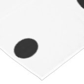 Abstrakte Geometrie in Schwarz und Weiß Tischdecke (Schrägansicht)