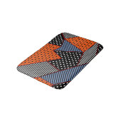 Abstrakte Geometrie: Orange Blue Patter Badematte (Schrägansicht)