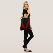 Abstrakte geometrische Form in Schwarz und Rot Tasche (Am Model)