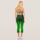 Abstrakte geometrische Linien auf tiefgrüner Ebene Capri Leggings (Rückseite)