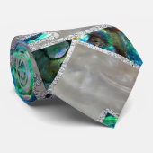 Abstrakte geometrische Ohrschnecke und Perlmutt Krawatte (Gerollt)